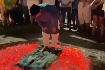 رجال في إندونيسيا يفرشون سجادة على الجمر ويصلون عليها (فيديو)