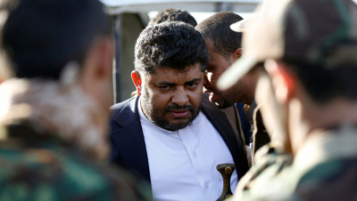 رغم مسؤوليته عنها.. "الحوثي" يحذر من "كارثة" ستوقف حركة الملاحة البحرية