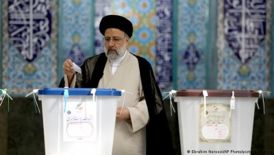 صناديق الاقتراع تستقبل الإيرانيين و"خامنئي" يدلي بصوته (فيديو)