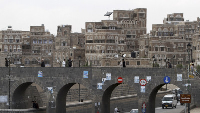 "الحوثيون" يصادرون مئات علب ومغلفات الملابس الداخلية في صنعاء
