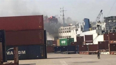 حريق على متن باخرة قبالة مرفأ بيروت