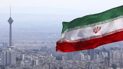 السلطات الإيرانية توقف ثلاث شابات