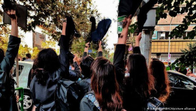 طلاب الجامعات الإيرانية يواصلون احتجاجاتهم والأمن يواجهها بوحشية