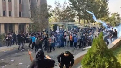 النظام الإيراني يواصل قمع الصحافيين ويعتقل صحفيا