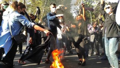 باريس تستنكر استدعاء سفيرها في طهران