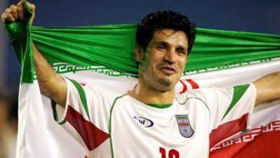 بسبب دعمه الاحتجاجات.. القضاء الإيراني يغلق أعمالا تجارية للنجم علي دائي