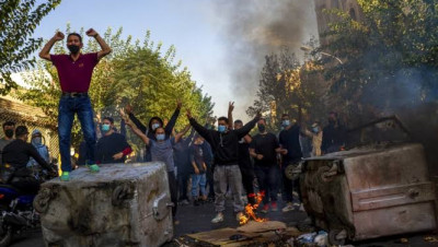 مظاهرات احتجاجية في طهران تطالب بإسقاط النظام