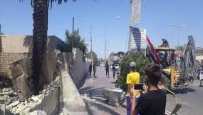 بالجرافات.. متظاهرون يهدمون مقار الأحزاب السياسية في ذي قار (فيديو)
