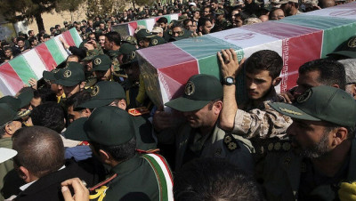 الحـرس الثـوري يشيّع ضابطا وجنديين قتـلوا غرب إيران