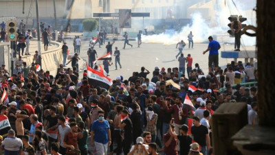 ميليشيا تابعة لإيران تهاجم مظاهرات العراقيين وعبدالمهدي يعد بتعديلات وزارية
