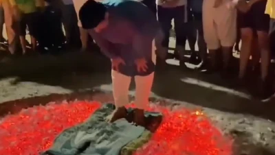 رجال في إندونيسيا يفرشون سجادة على الجمر ويصلون عليها (فيديو)