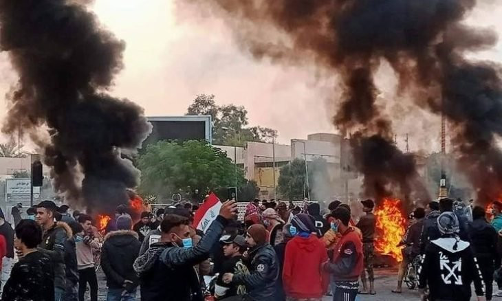 محتجون عراقيون يحرقون القنصلية الإيرانية في كربلاء ويهتفون "إيران برة برة"