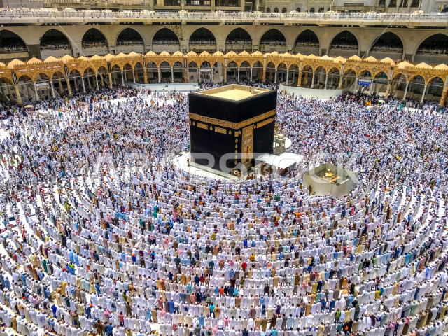 أول قافلة حج تغادر طهران باتجاه السعودية