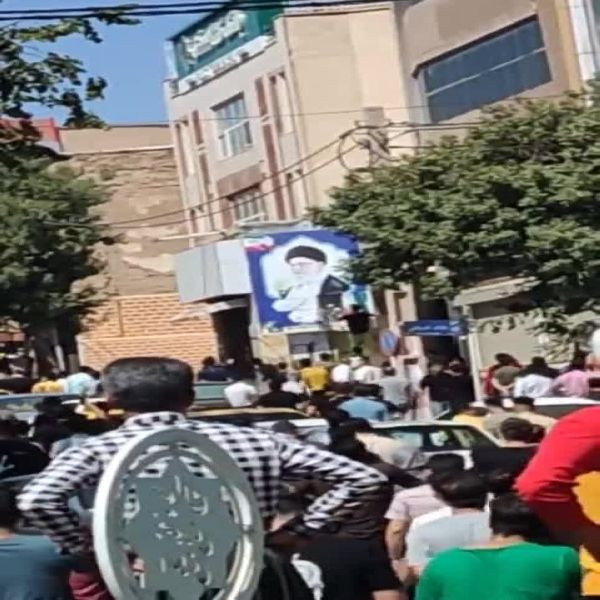 "الموت للديكتاتور" إيرانيون يحرقون صور "خامنئي"