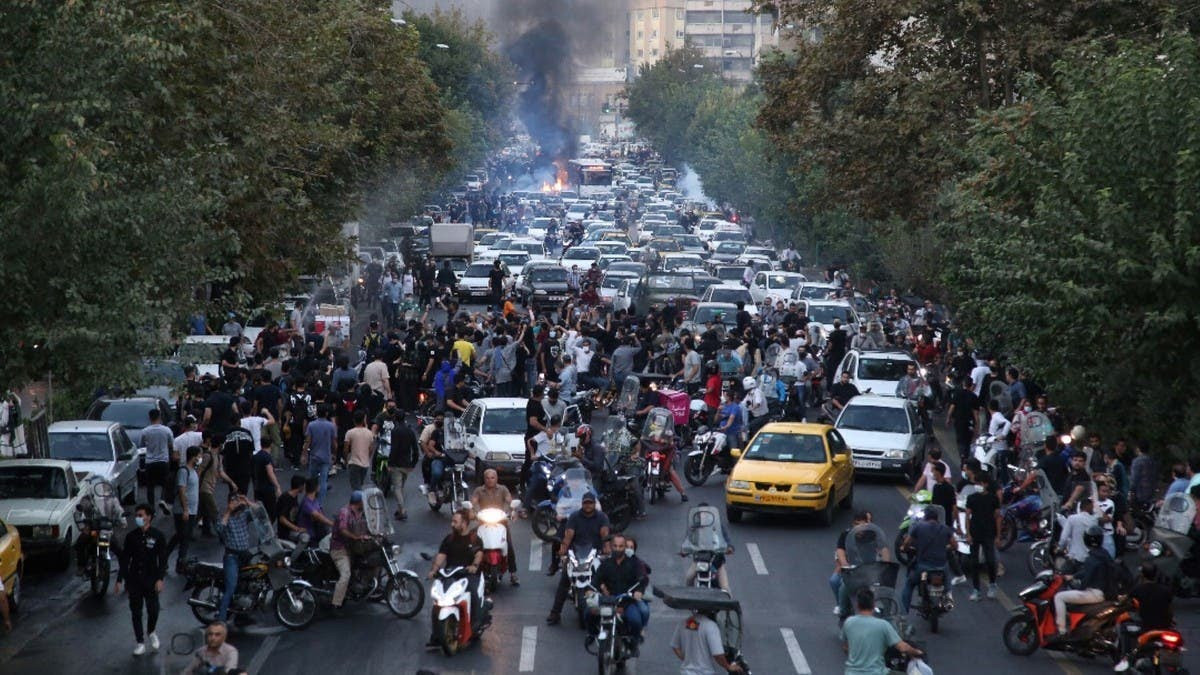 محتجون يسيطرون على شوارع "ستارخان" غرب طهران.. والأمن يقتل ناشطة إيرانية جديدة