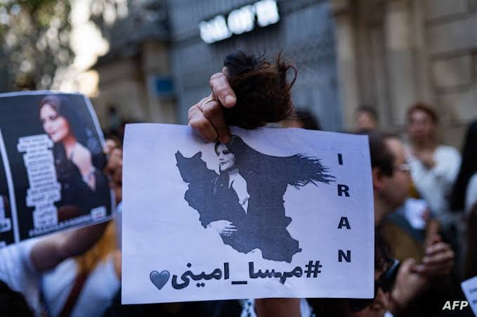 مظاهرات حاشدة في إيران وأسواق تضرب عن العمل تضامنا مع الاحتجاجات