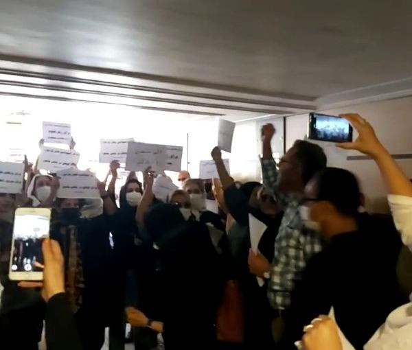 طلاب يواجهون مسؤولا إيرانيا بهتاف "الموت لخامنئي" ودعوات لمظاهرات في "أربعينية أميني"