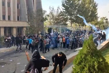 النظام الإيراني يواصل قمع الصحافيين ويعتقل صحفيا
