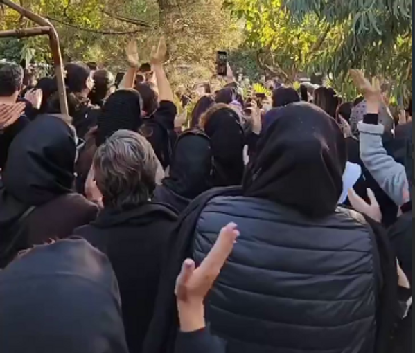 "مهاباد" تحت النار وإيرانيون يتظاهرون تضامنا معها