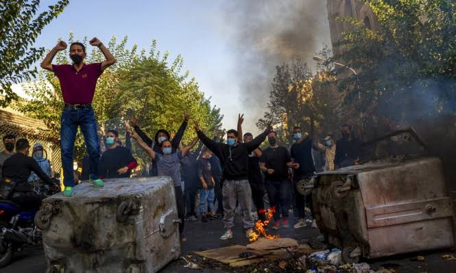 مظاهرات احتجاجية في طهران تطالب بإسقاط النظام