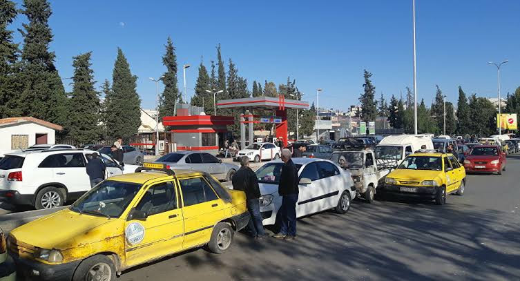 مستشارية إيران في سوريا تعد بحل أزمة المحروقات