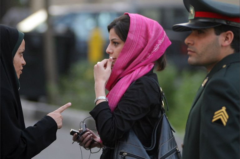 الأمن الإيراني يهاجم المتظاهرين في طهران ومحتجون يحرقون صور "قاسم سليماني"