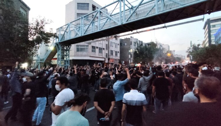 لندن تستدعي القائم بالأعمال الإيراني بعد تهديدات لقناة إيرانية معارضة