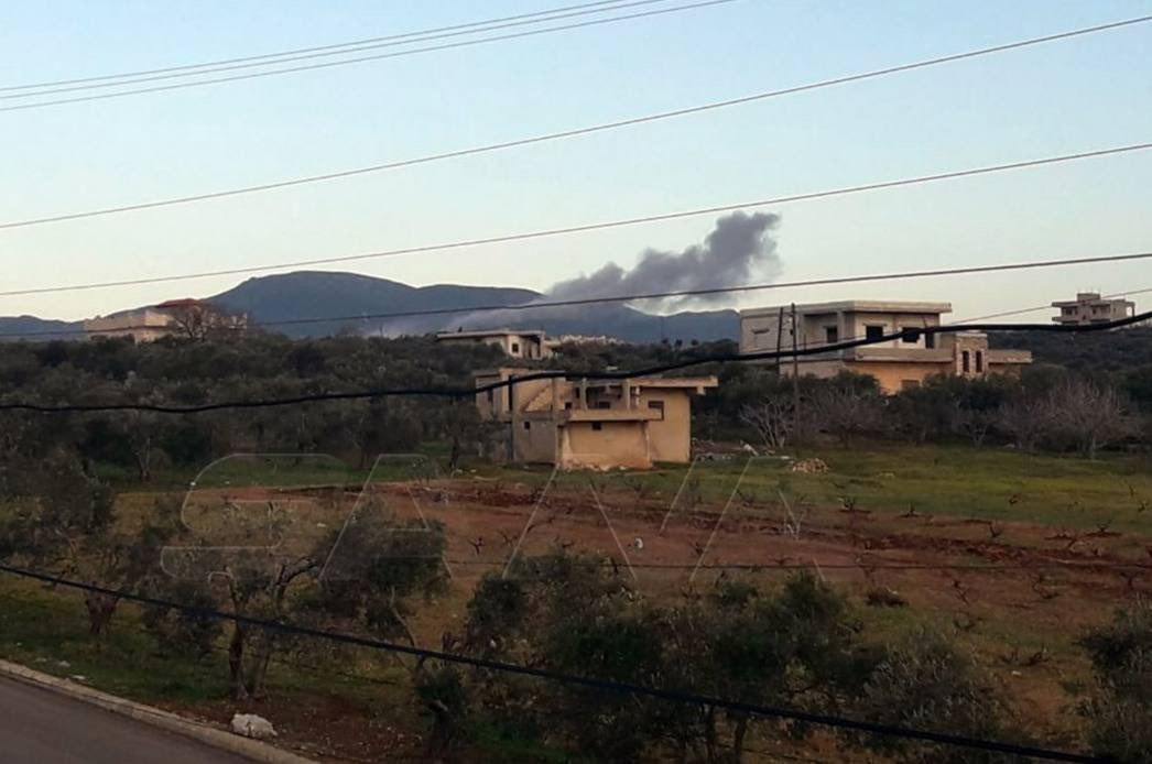 مقتل ضابط برتبة "رائد" بالغارات الإسرائيلية على مواقع في حماة