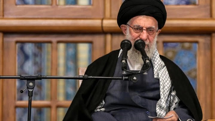 "خامنئي" يهاجم واشنطن ويهادن الأوروبيين بشرط