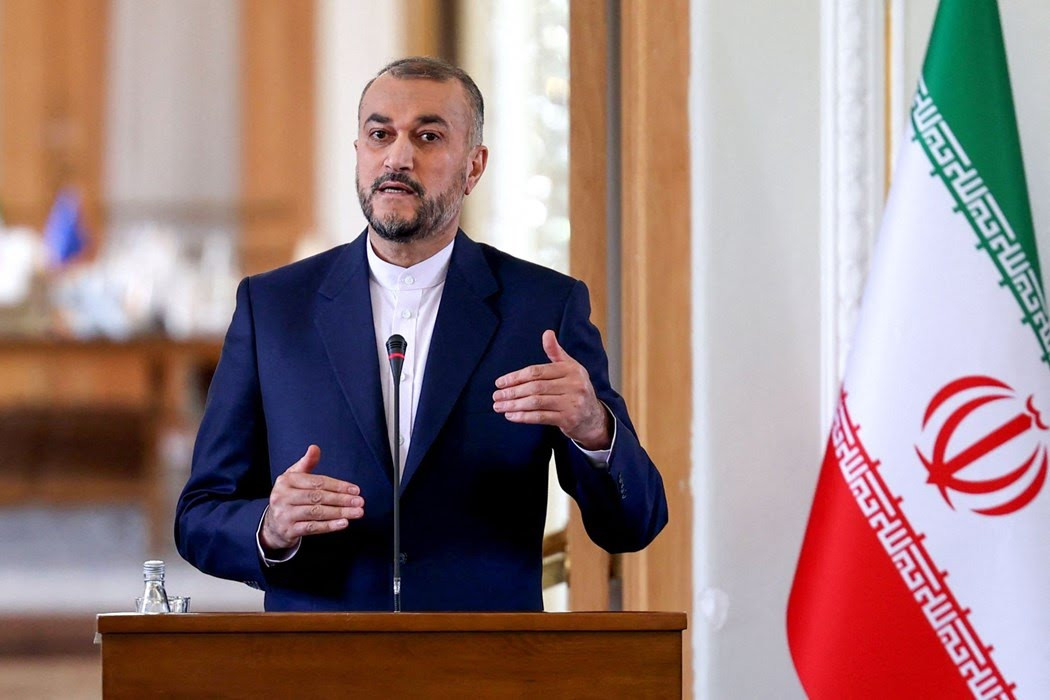 وزير خارجية إيران يلمح لنية بلاده الإفراج عن آخر أربعة فرنسيين
