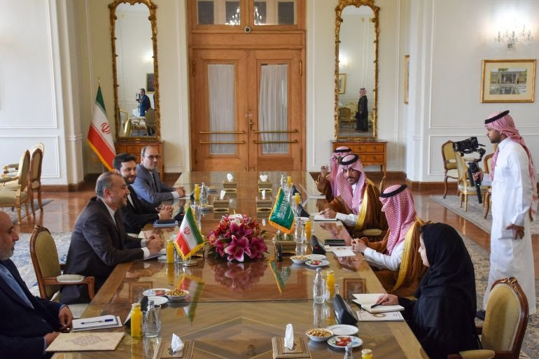ما سبب تغيير مكان انعقاد المؤتمر الصحفي بين وزير خارجية السعودية وإيران؟