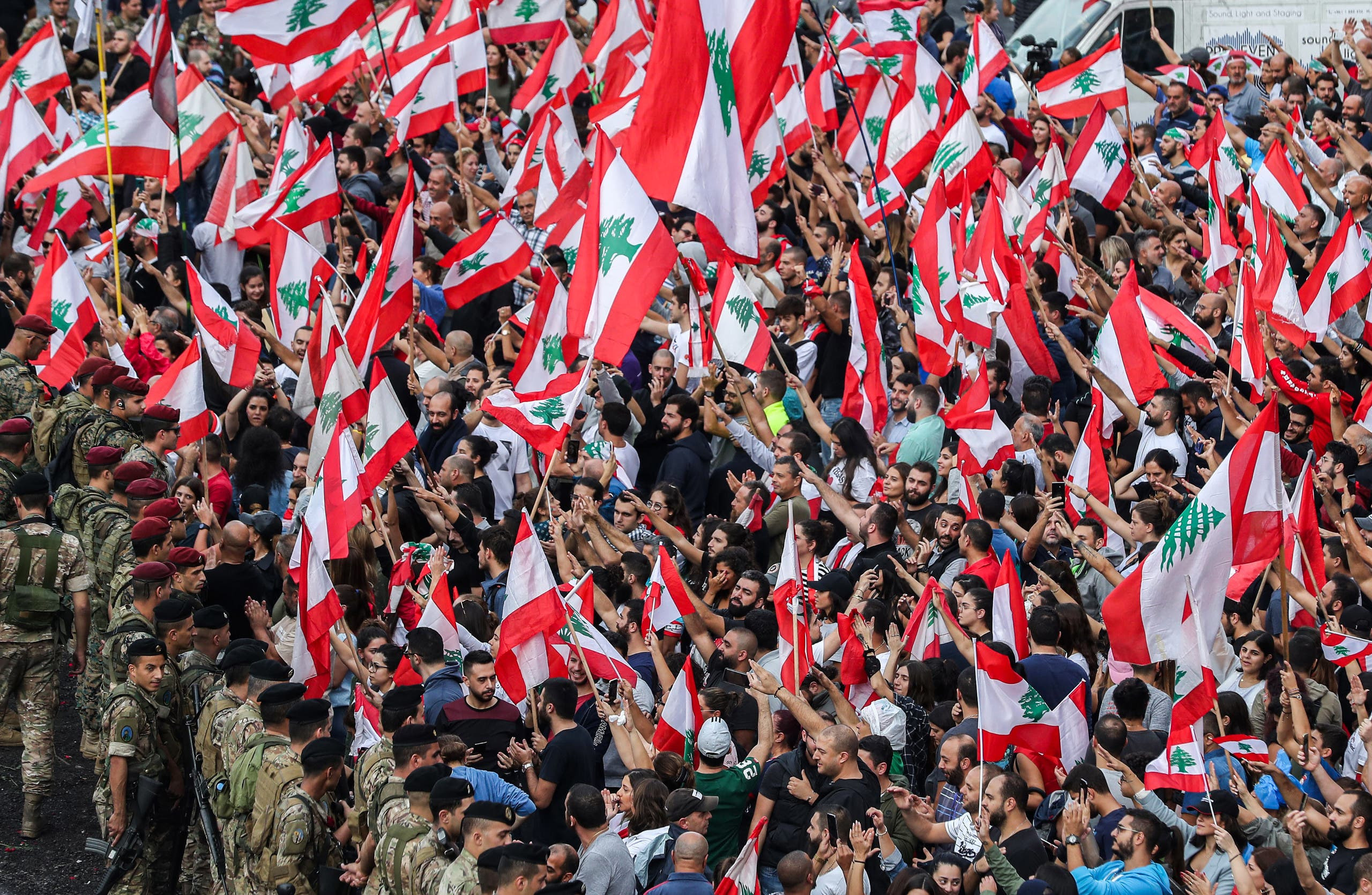 اللبنانيون يواصلون مظاهراتهم ويرفضون كلمة "عون"