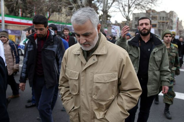دولتان في إيران.. واحدة يقودها "روحاني" والثانية "الحرس الثوري"