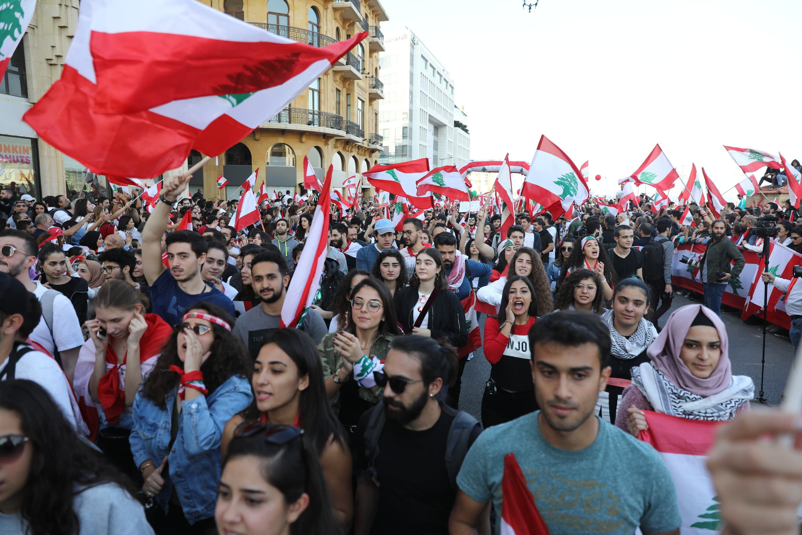 لبنان.. الحراك يعاود قطع الطرقات ودعوات لإسقاط "عون"