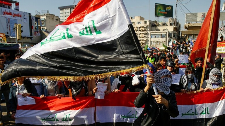العراق.. الأمن يستهدف المتظاهرين بسلاح الصيد وعلاوي يدعو البرلمان لجلسة استثنائية