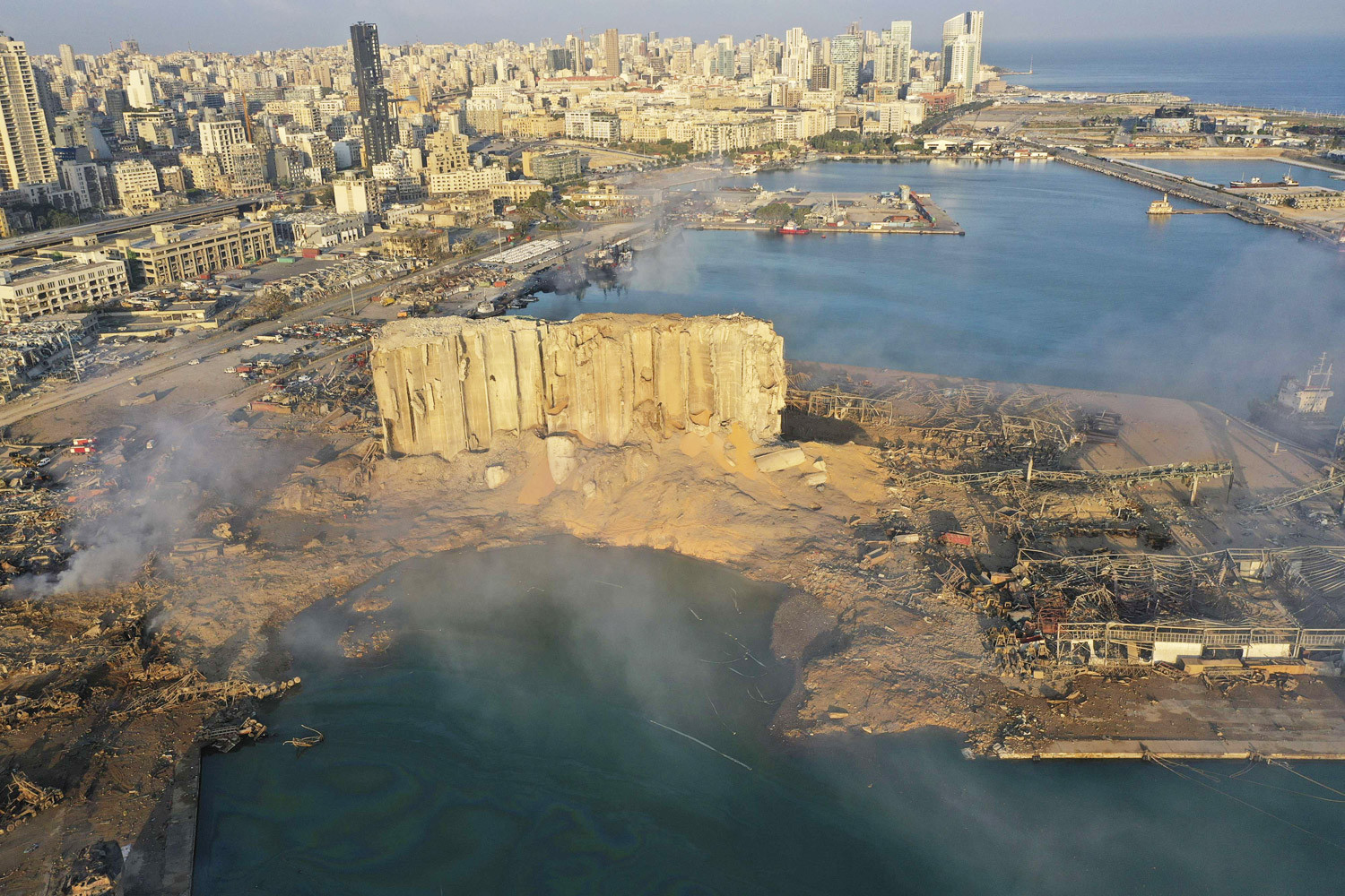 لبنان يواجه خطر تسرب مواد سامة من مرفأ بيروت