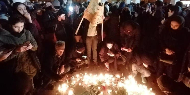 إيران.. مظاهرات تهتف ضد "خامـنئي" وتمزق صور "سليمـاني"