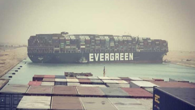 رائد فضاء ينشر صورا للسفينة البنمية الجانحة في قناة السويس بمصر