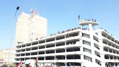 متظاهرو بغداد على تخوم المنطقة الخضراء وطلاب البصرة يوجهون رسالة للعالم