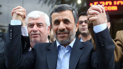 عراك بالأيدي بين مرافقي "أحمدي نجاد" وعاملين في لجنة تسجيل المرشحين