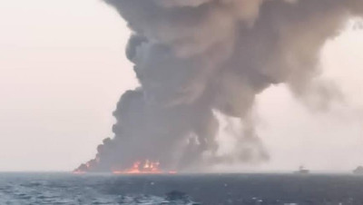 أول فيديو لاحتراق السفينة الحربية الإيرانية قبيل غرقها