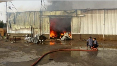 حريق ضخم في مجمع صناعي في الحديدة استهدفته ميليشيا الحوثي (فيديو)