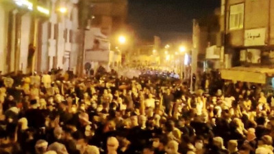 متظاهرون يحرقون دبابة وقوات الأمن الإيرانية تشن حملة اعتقالات (فيديو)