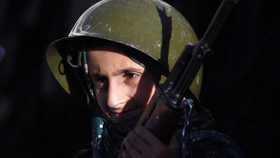 وزير الإعلام اليمني يسلط الضوء على تجنيد الحوثيين للأطفال في اليمن بإشراف إيراني