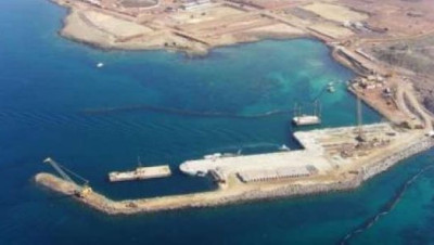 الحوثيون يقصفون ميناء المخا التجاري بالصواريخ والطائرات