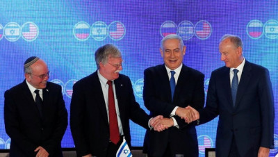 "إيران" بين أنياب روسيا ومخالب أمريكا وإسرائيل في سوريا