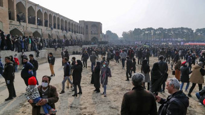 "حرق صورة خامنئي".. مواجهات بين الشرطة الإيرانية ومحتجين في أصفهان (فيديو)