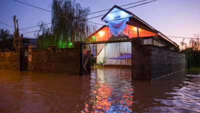 وفاة 5 أشخاص غرقاً جراء فيضانات في "فارس" الإيرانية