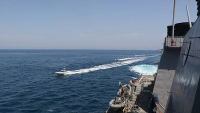 إيران توثق لحظات استيلائها على ناقلتين يونانيتين