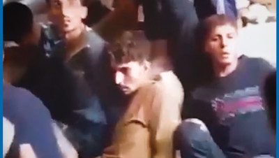 قطعوا أذن أحدهم.. إيرانيون ينكّلون بشبان سوريين